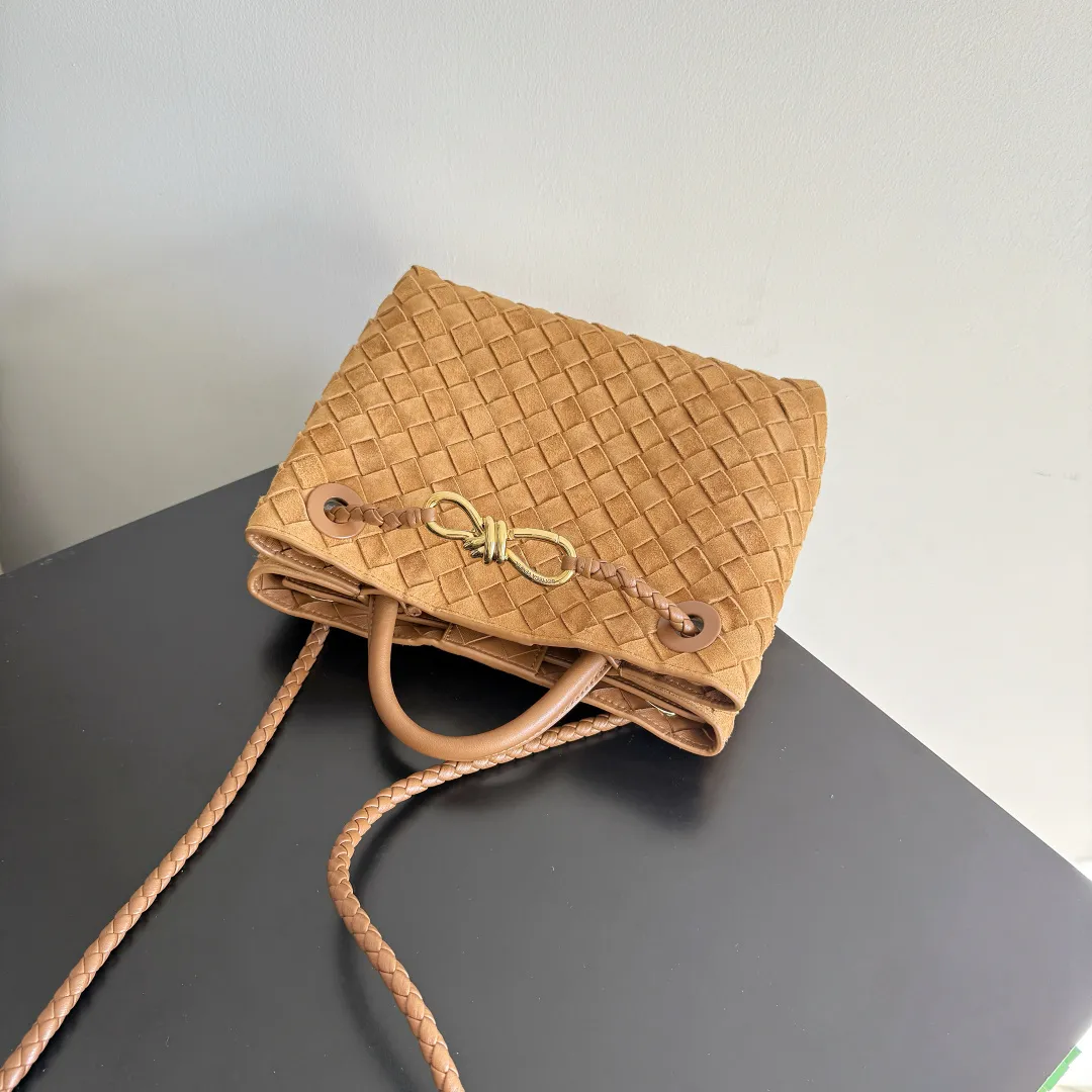 The 2023 new Andiamo batch of 1960 BV has been shipped‼ ️Really popular🔥The new Andiamo woven handbag launched by Bottega Veneta this season is really popular all over the world! ! Celebrities at home and abroad have worn it, and Oscar-winning actress Michelle Yeoh has taken it out on the street. Song Jia, Trai Yara, Yu Feihong, Sanji Ayaka, Rosie Hunting-Whiteley, Yoshioka Riho, etc. have all picked up this bag. It is classic and versatile, showing off its temperament, and the bag capacity is also large, which is very convenient for daily commuting! ! A variety of carrying methods, the shoulder straps can be adjusted by yourself, the original lambskin feels soft and delicate, and the neutral style is created to break gender boundaries and bring a more practical and longer-lasting use experience. Andiamo, which has both elegant and casual styles, perfectly interprets the true appearance of "fashionable old money style". Style number: 743568 (suede) Size: 25*22*10.5cm